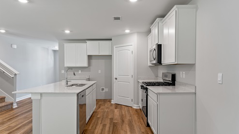 Kitchen wit white cabinetry