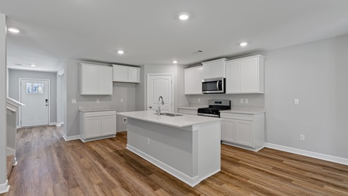 Kitchen wit white cabinetry