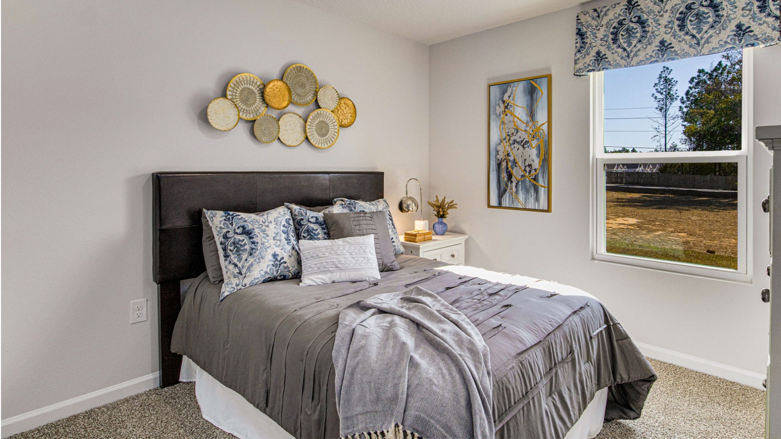 The spacious Lakeside plan offers 5 bedrooms and 3 bathrooms