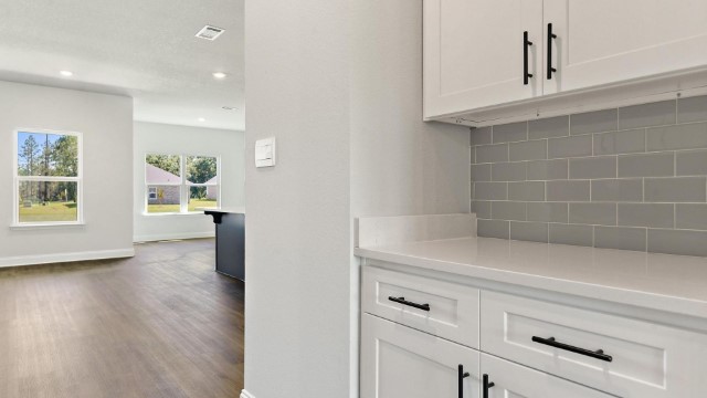 butler's pantry with backsplash