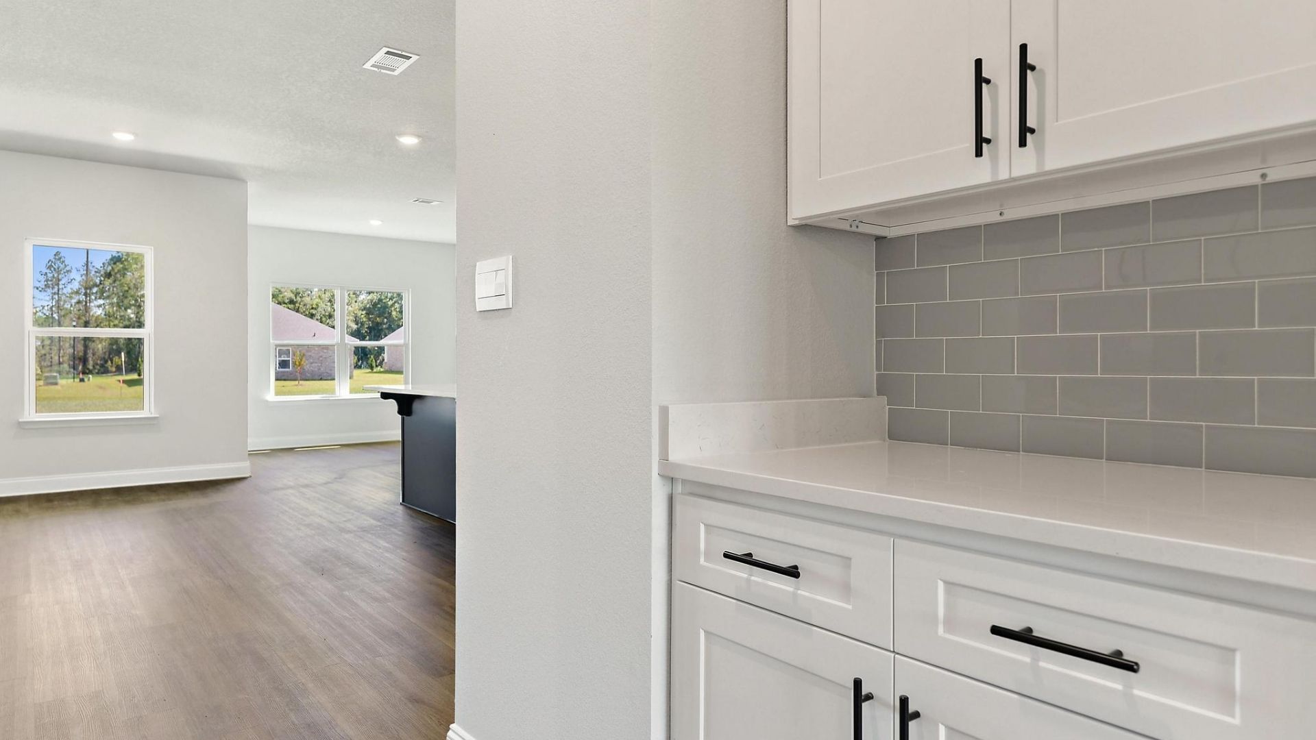 butler's pantry with backsplash