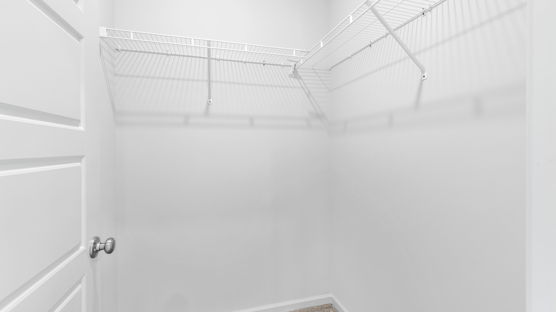 walk in closet featuring built in shelves