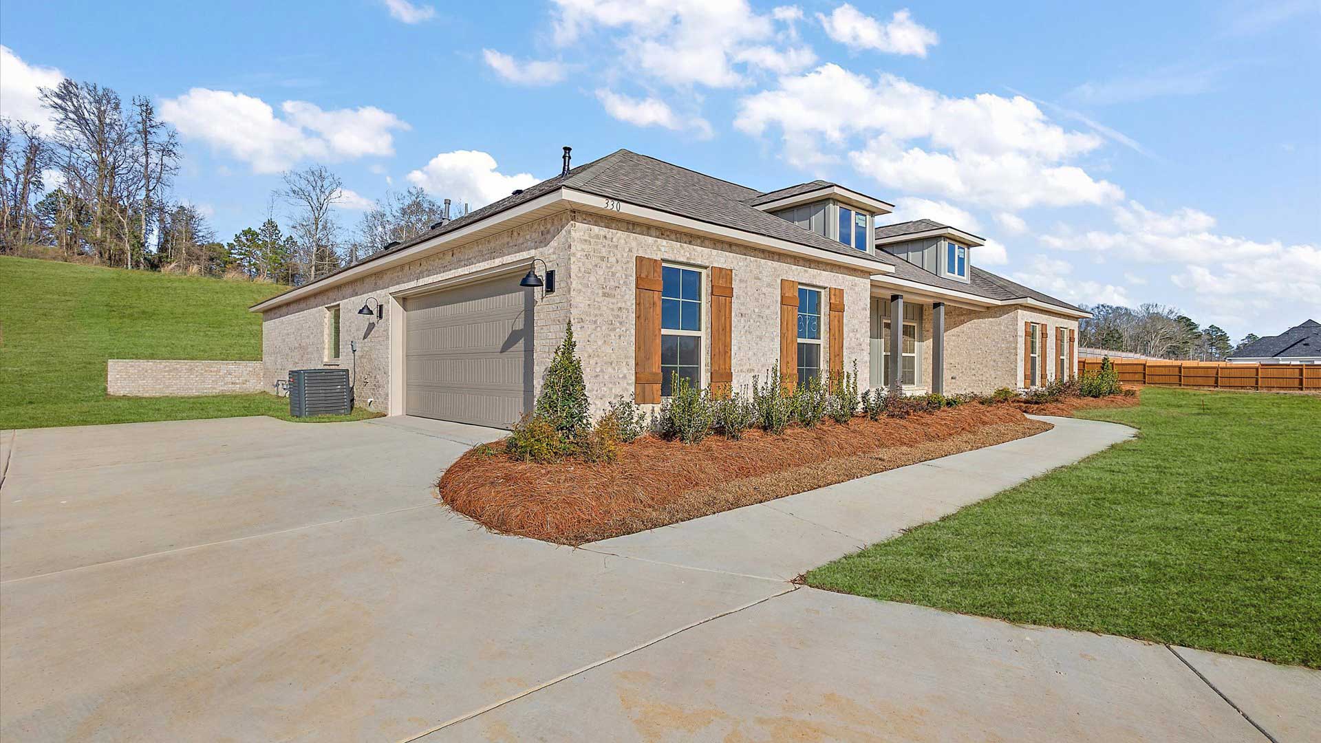 330 Cornerstone Crossing, Brandon MS, Cornerstone By D.R. Horton, 4 Bed, 2.5 Bath, 2 Garage, 1 Story, front right view