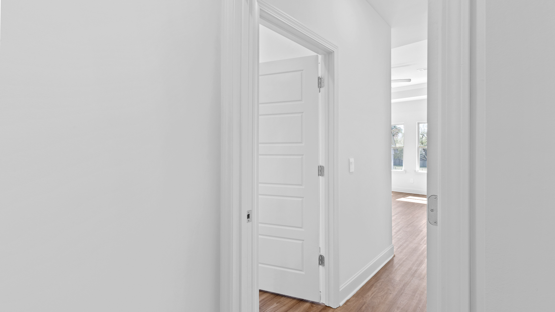 entry way leading to the primary bedroom