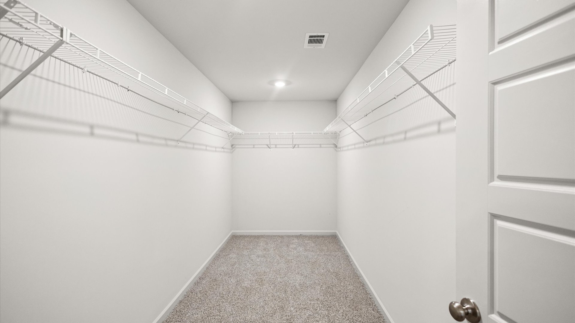 walk in closet with wire shelving