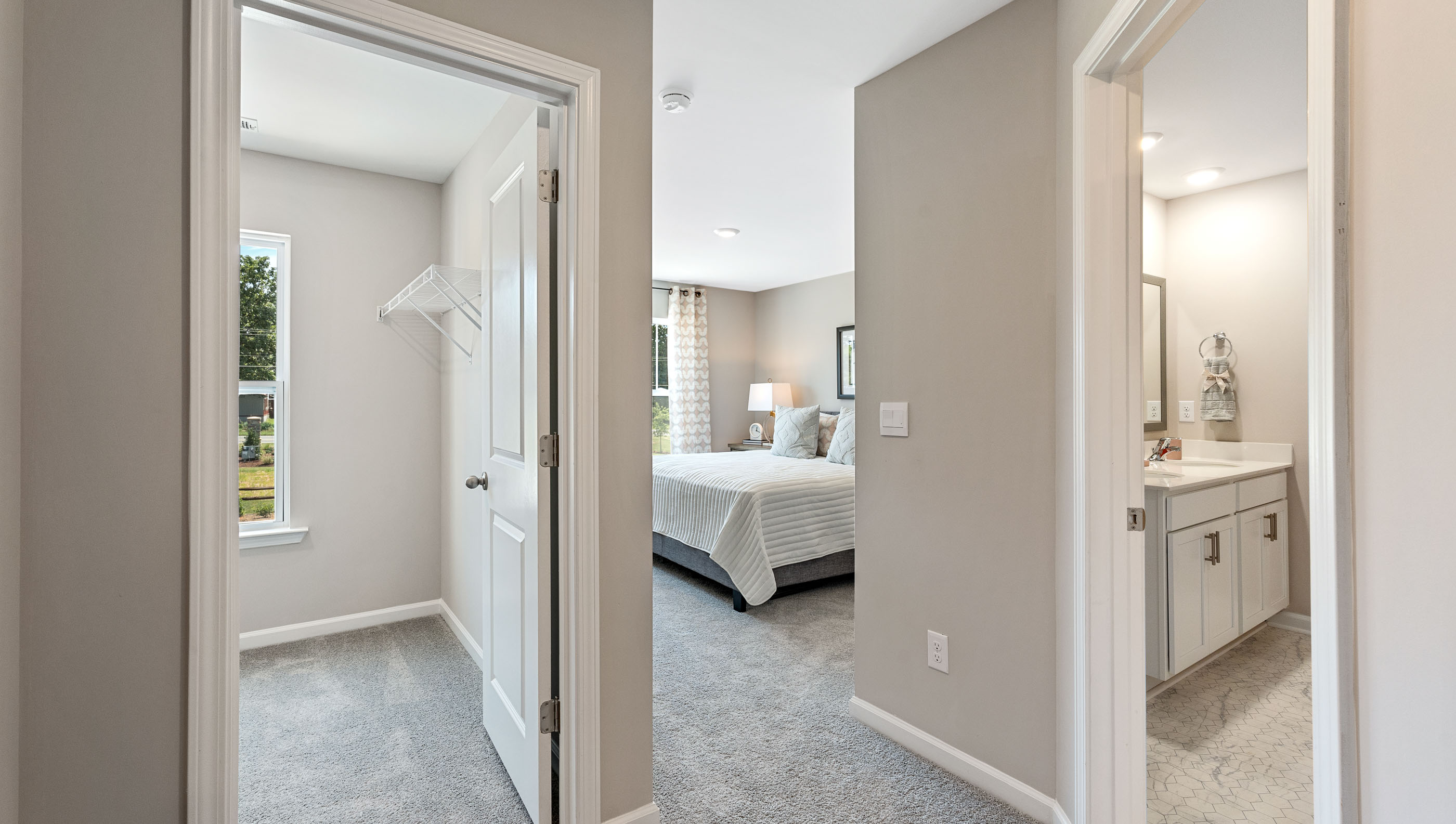 Hallway to bedrooms with carpet.