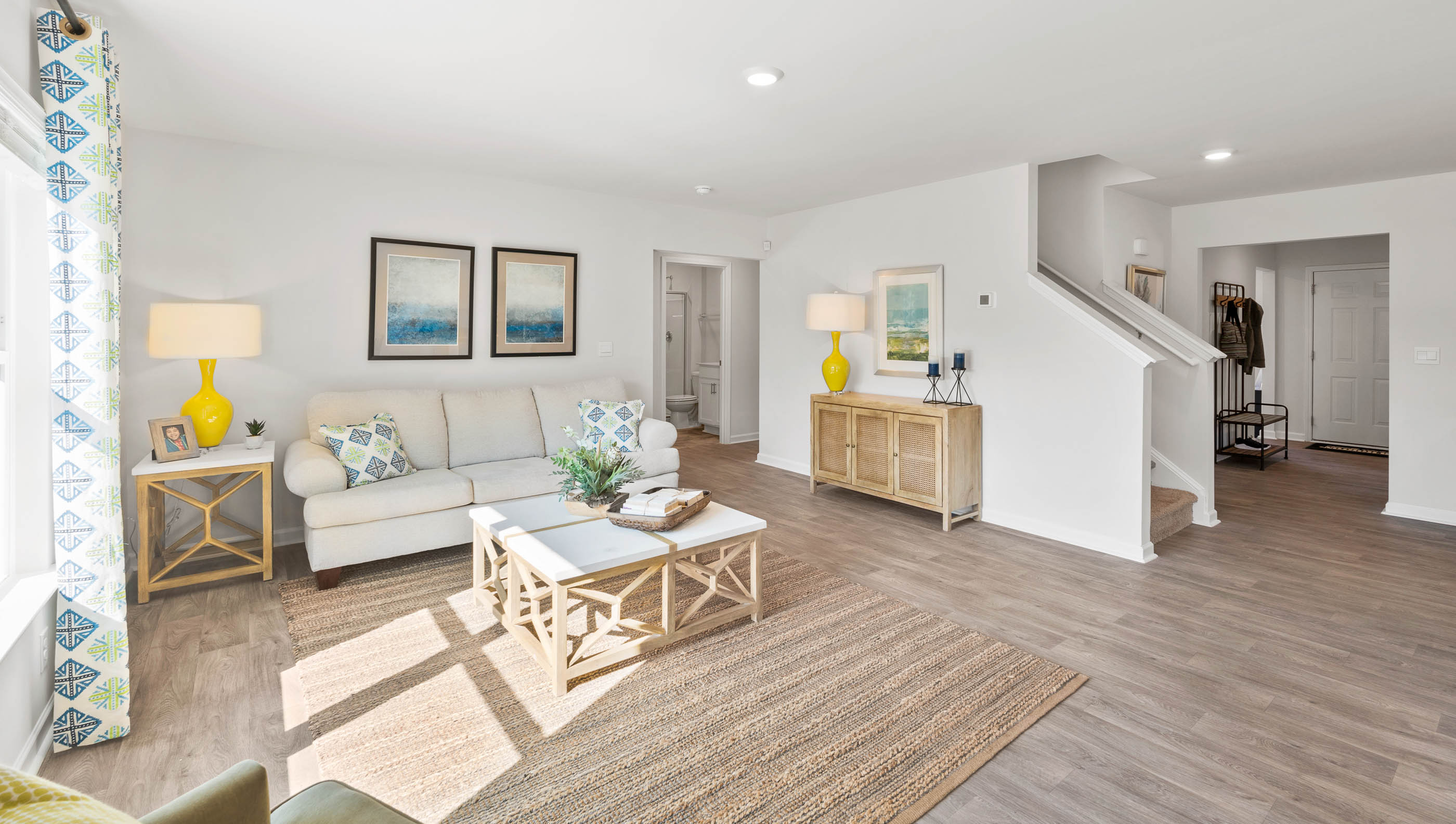 Livingroom with windows.