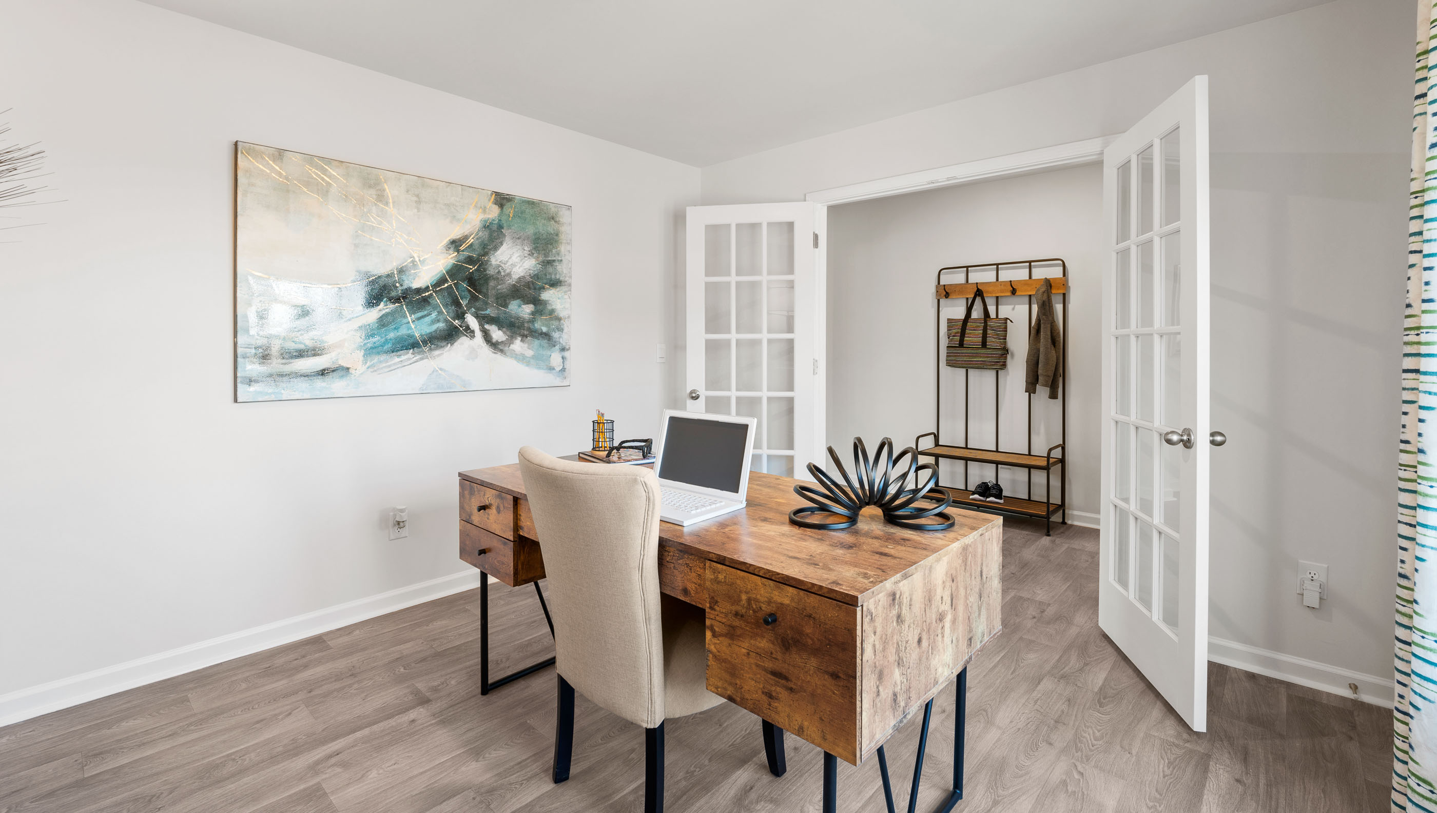 Study with LVP floors.