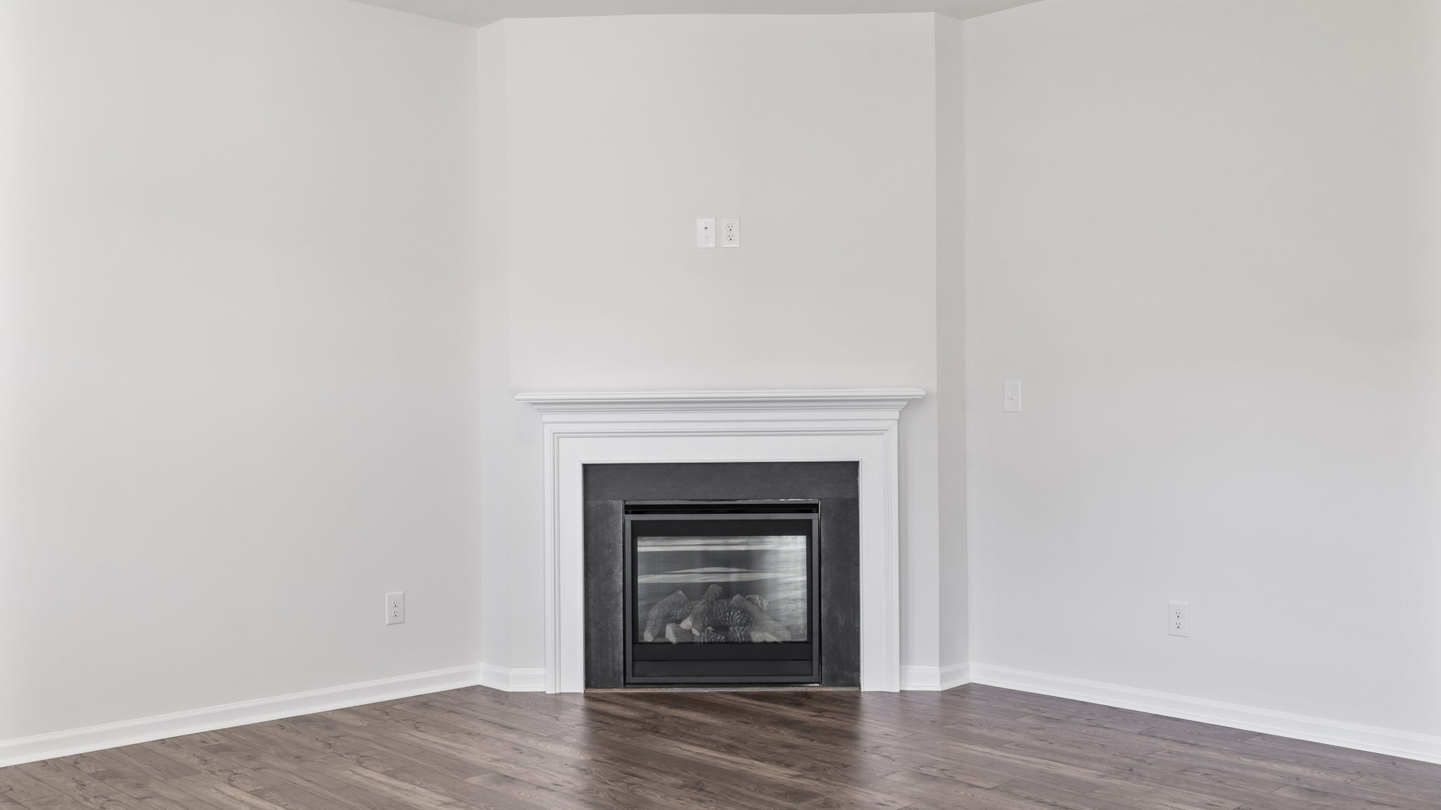 Livingroom with fireplace.