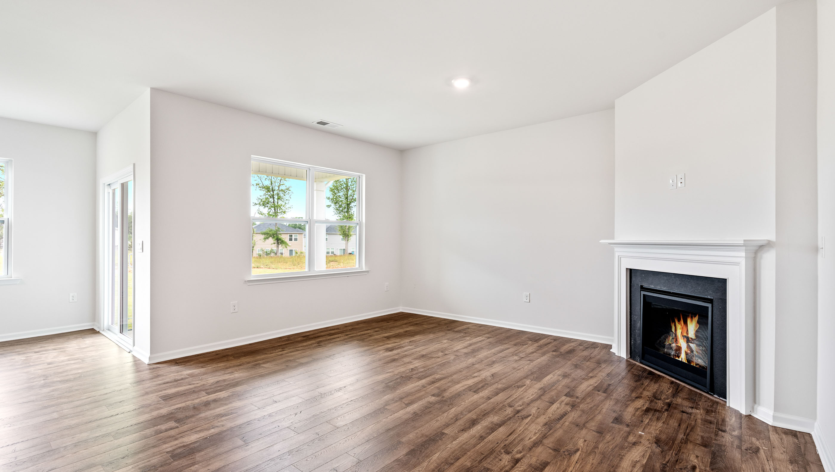 Livingroom with fireplace.