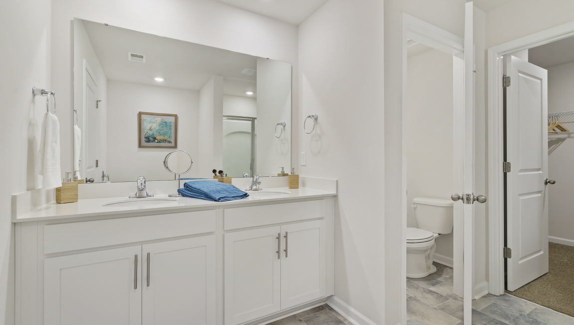 Double sink vanity in bathroo.