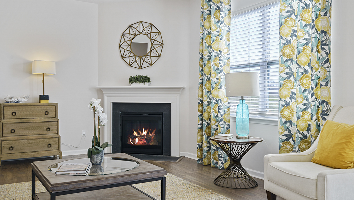 Livingroom with fireplace.