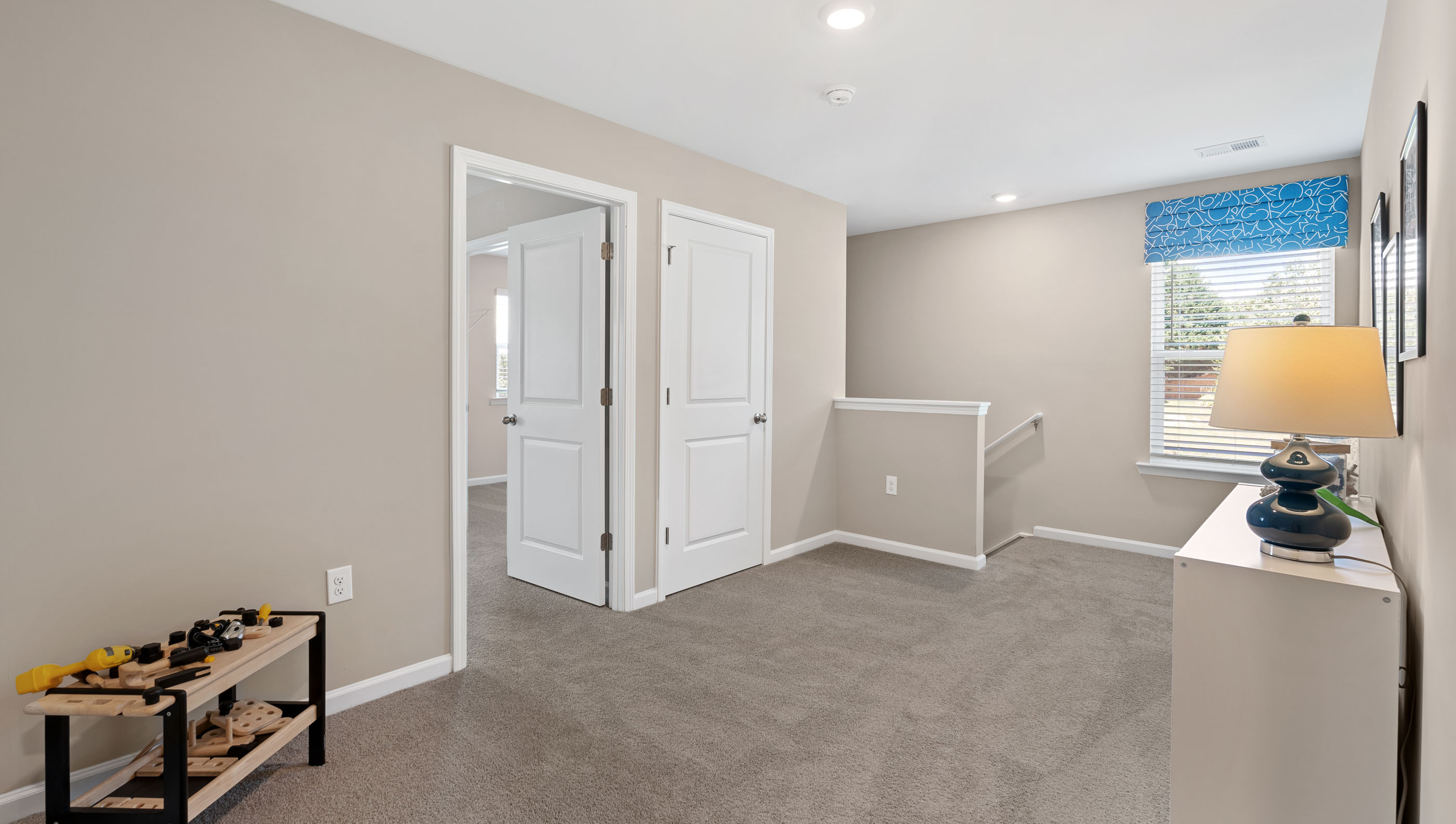 Hallway to bedrooms with carpet.