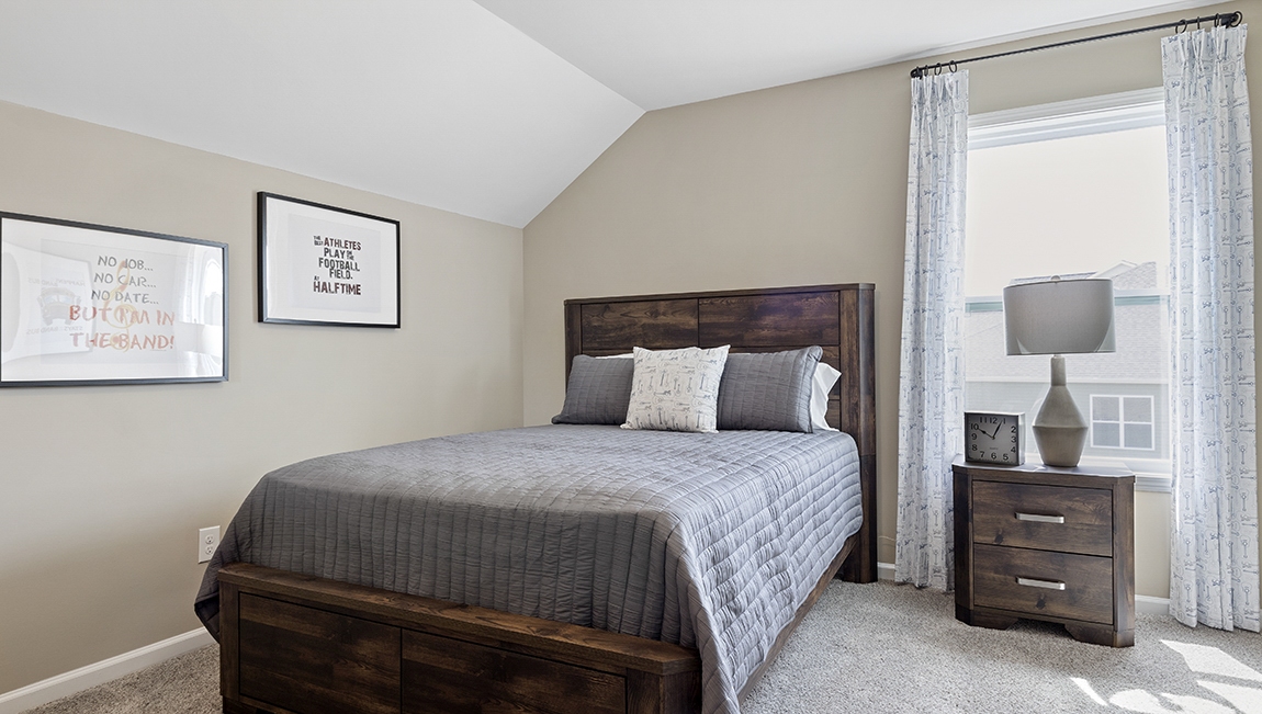 Bedroom with carpet and iwndow.