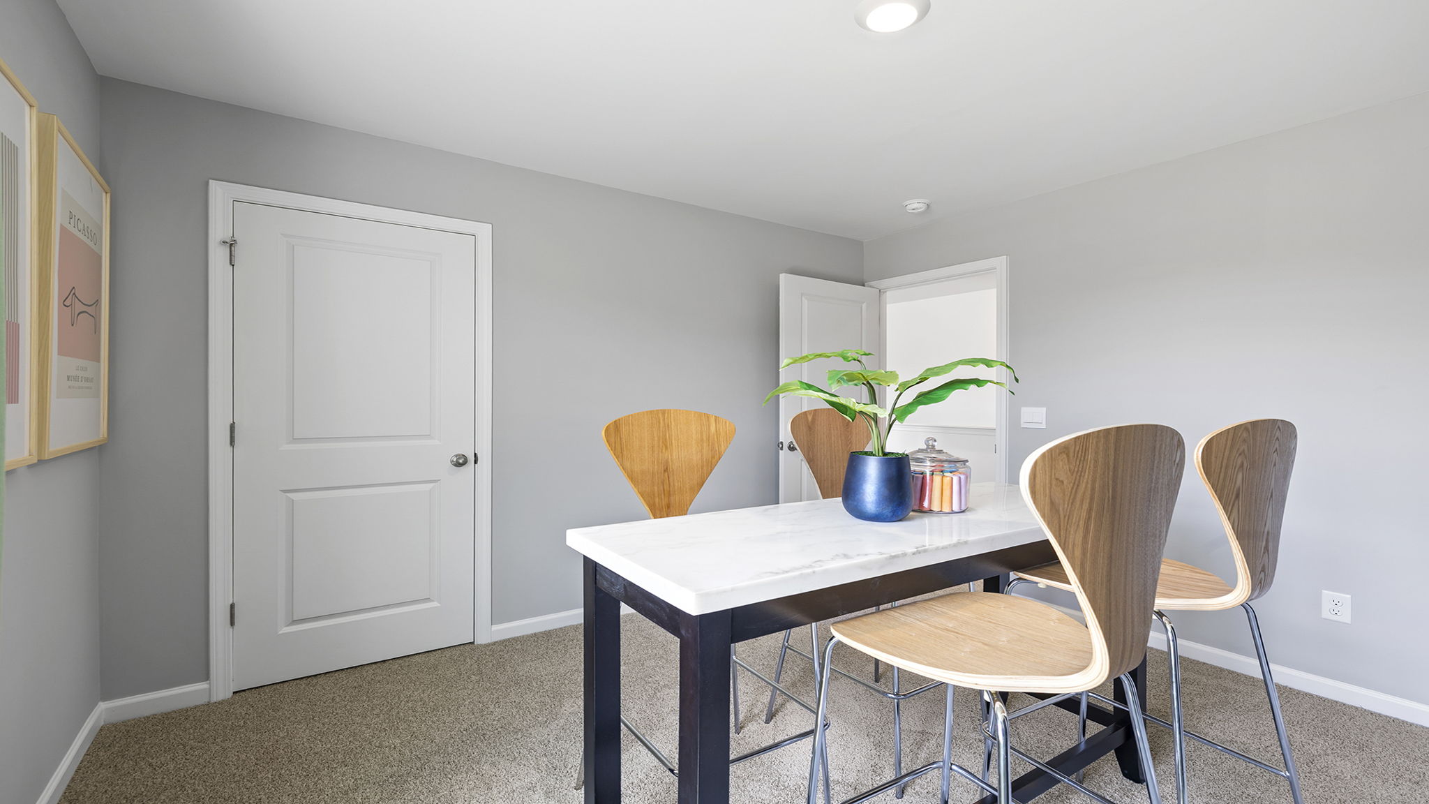 Loft area with capet.