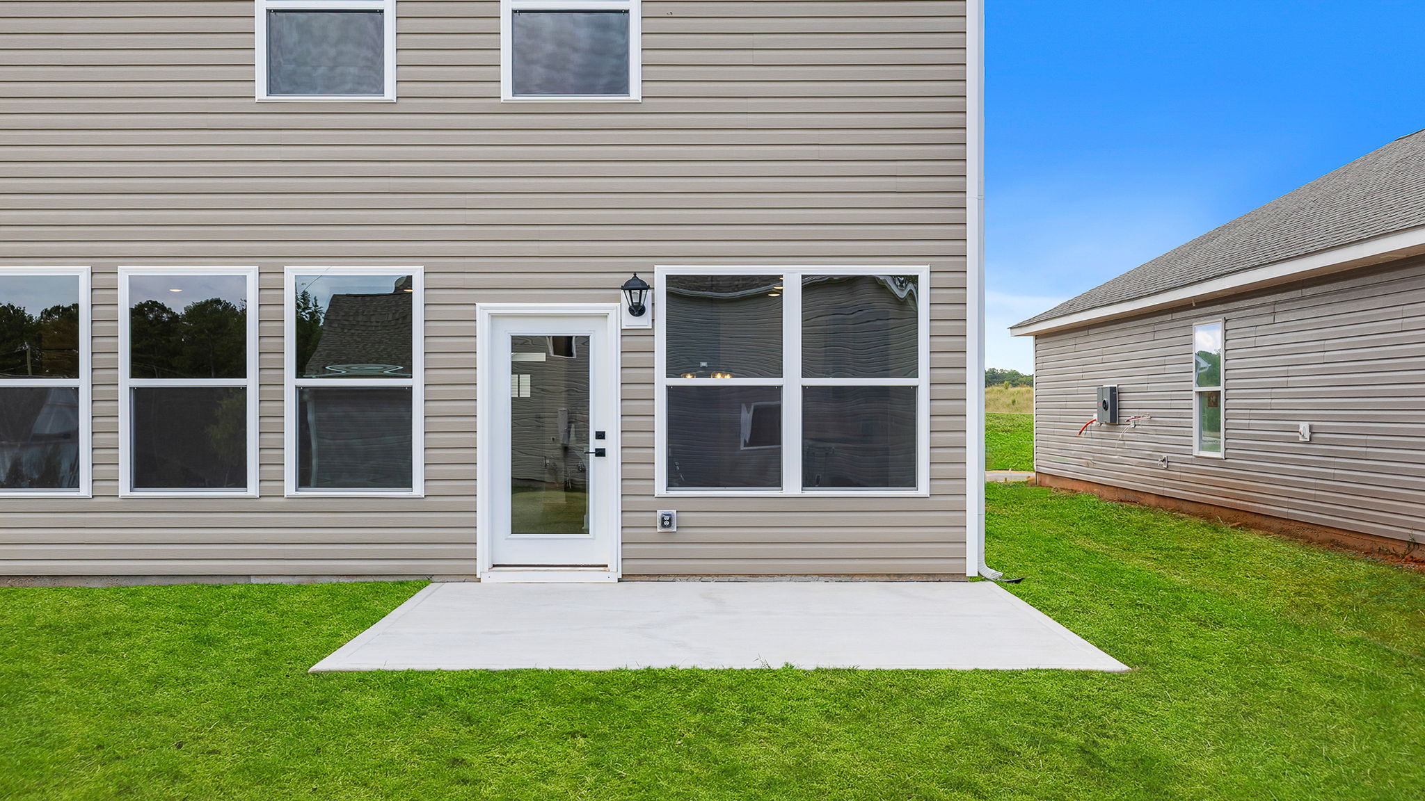 Patio are on back of Fleetwood.