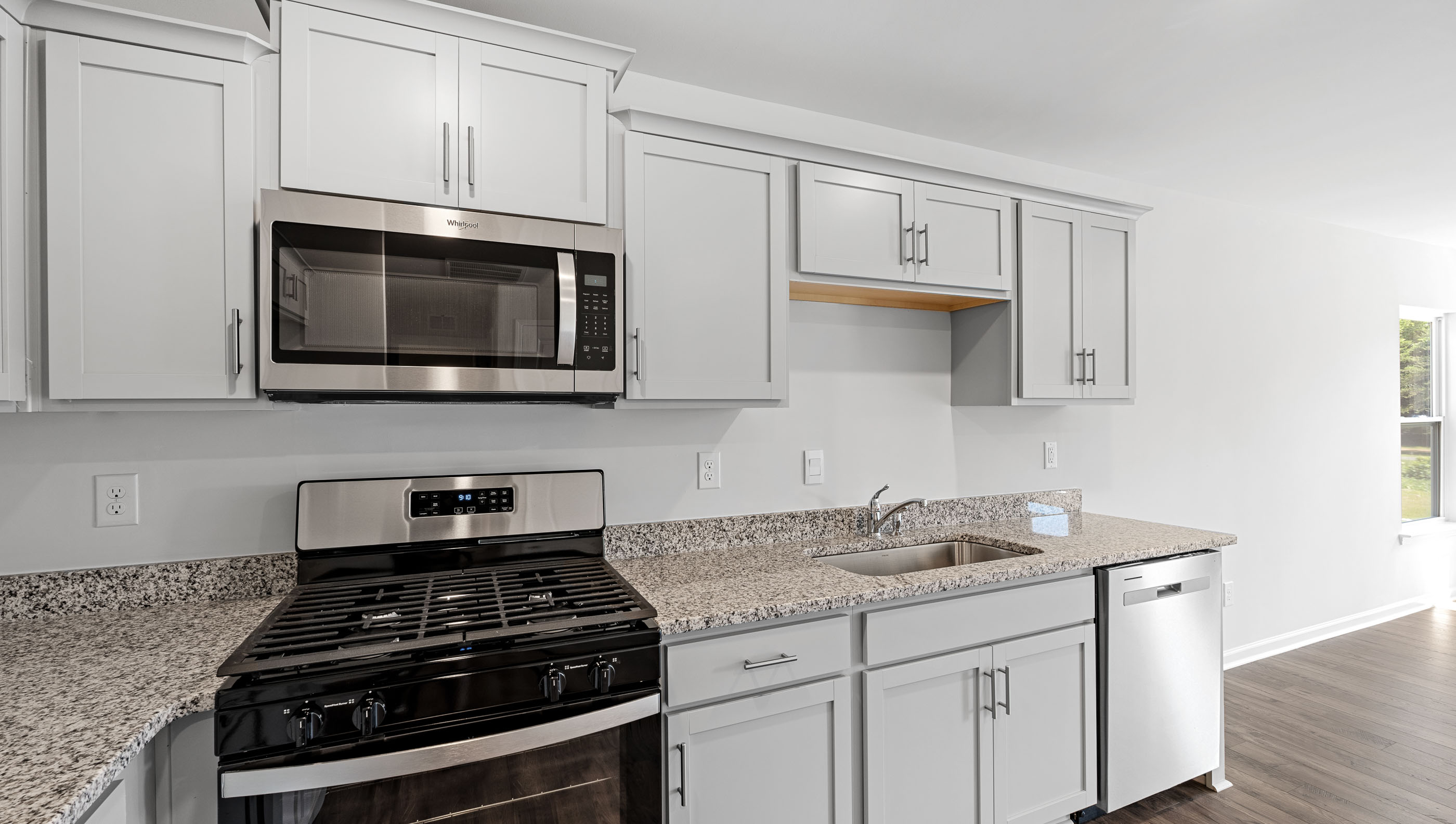 Kitchen with cauntertops