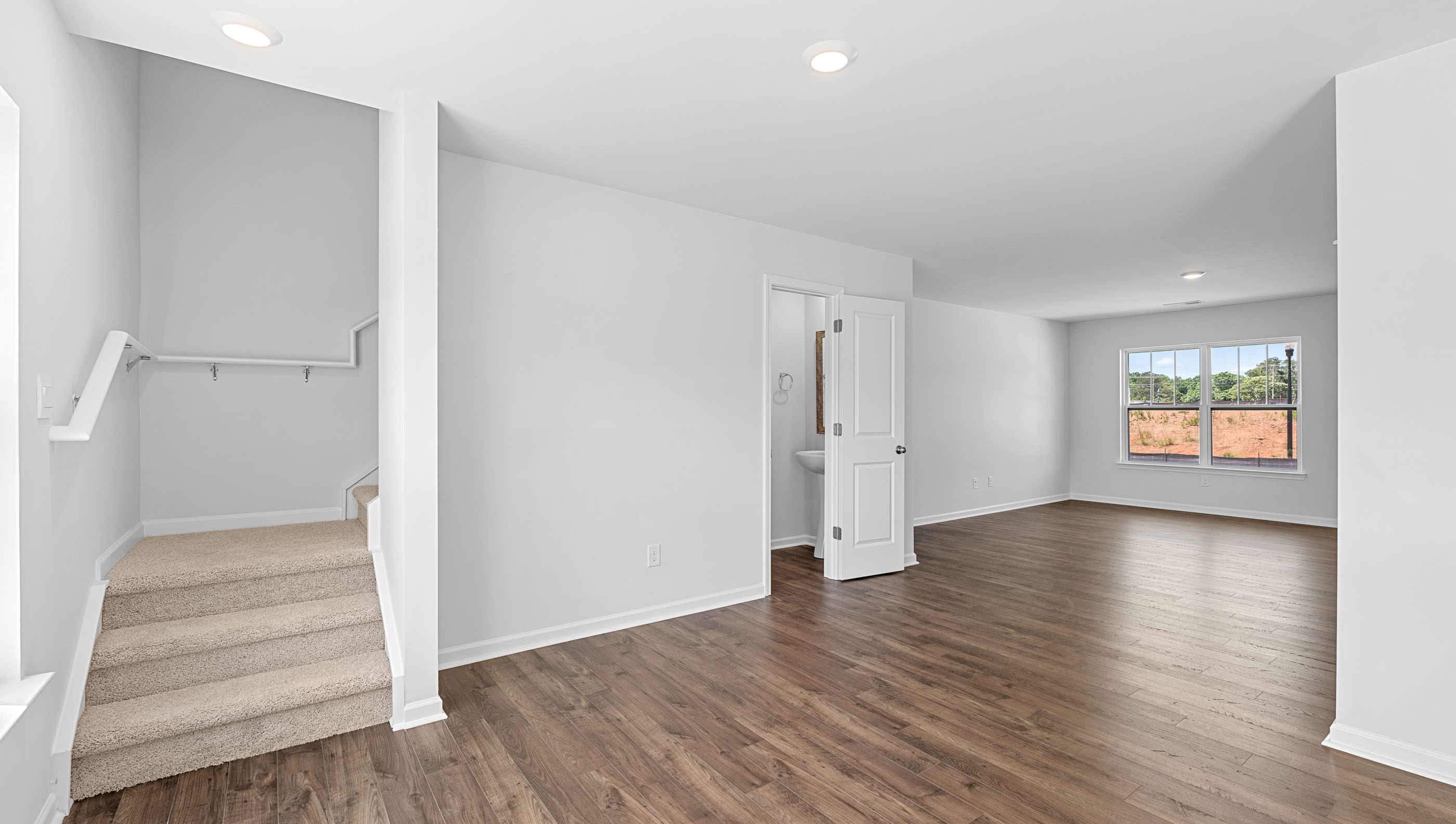 Livingroom with windows.