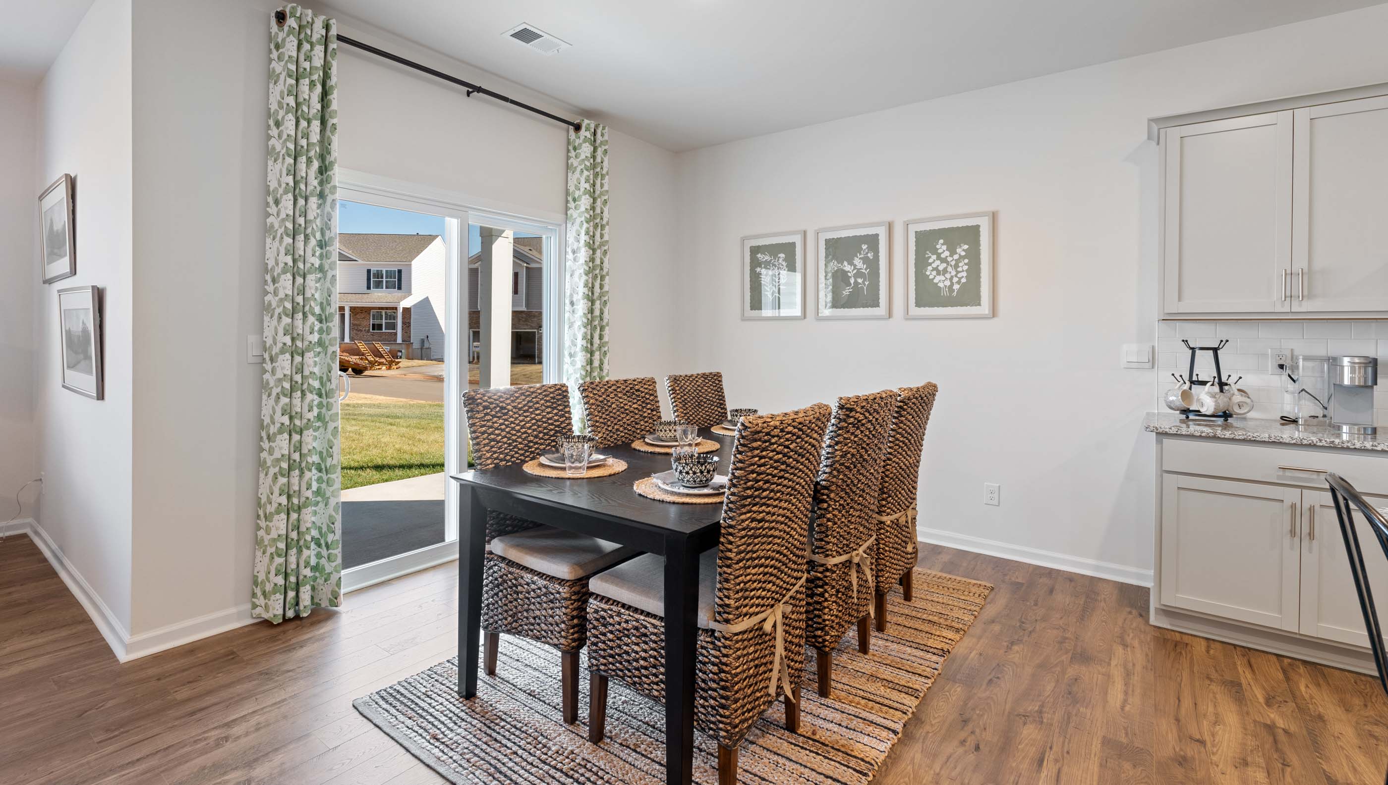 Dining area in the kitchen.