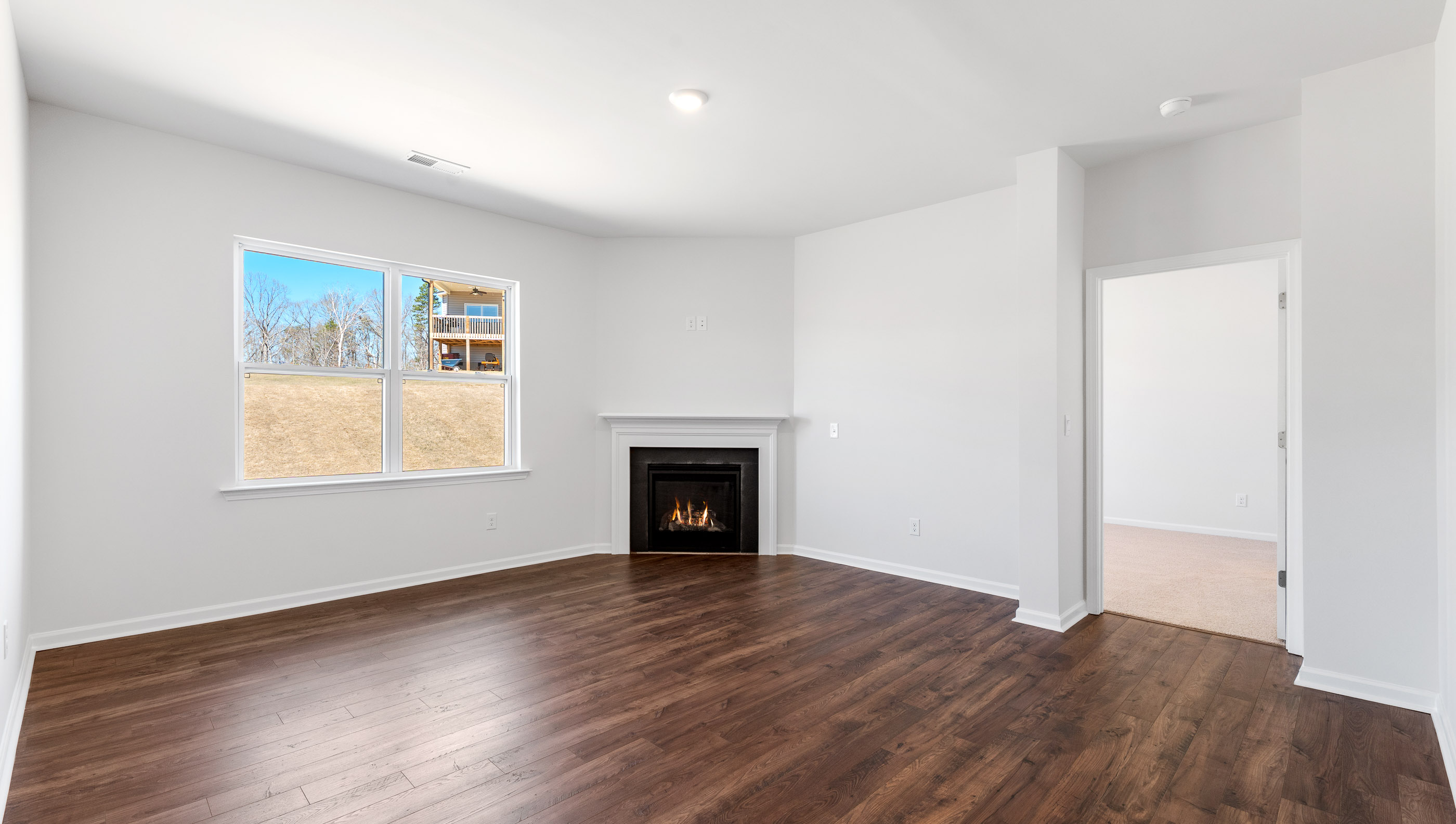 Livingroom with fireplace.