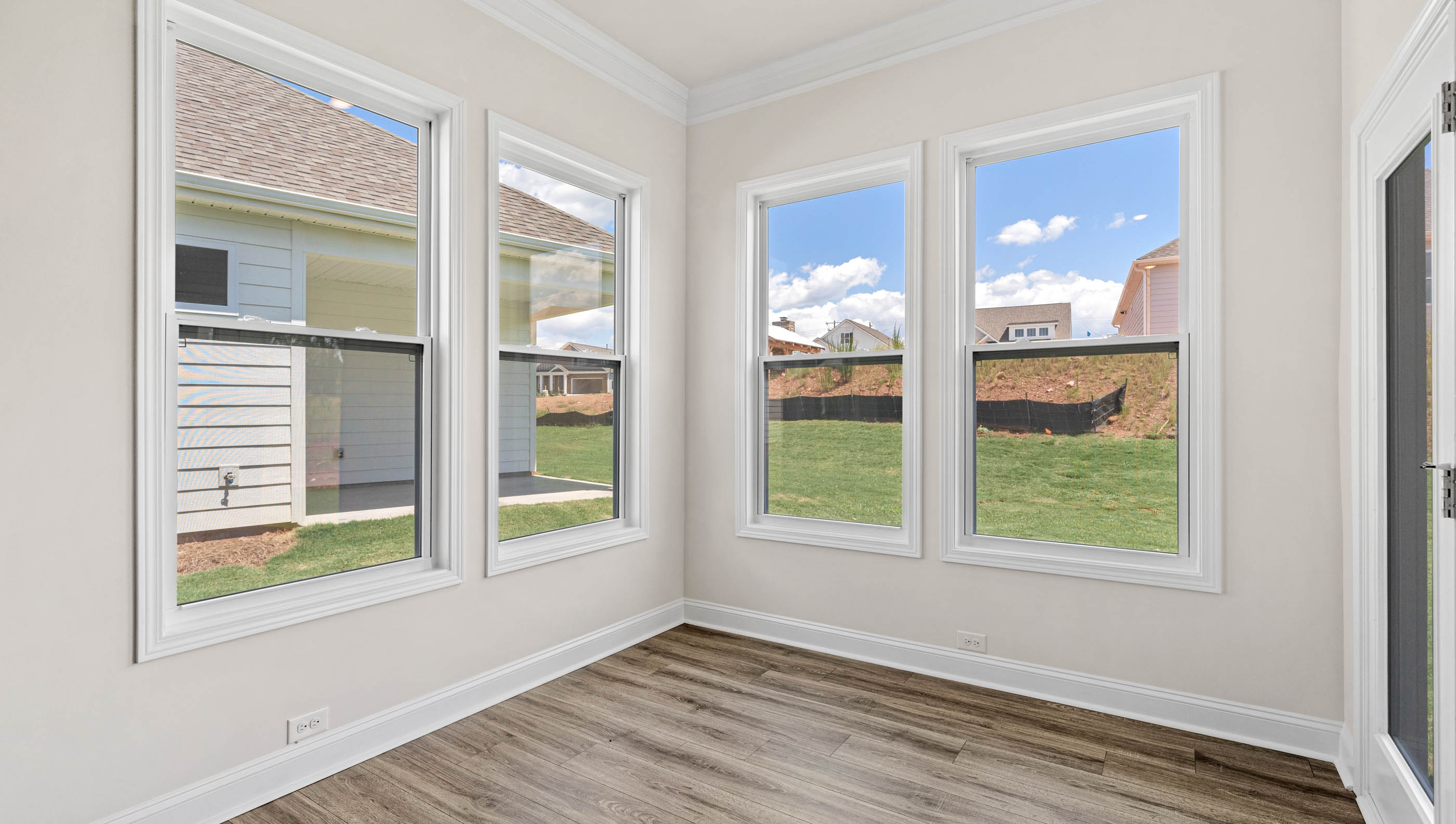 Sun room withjwindows.