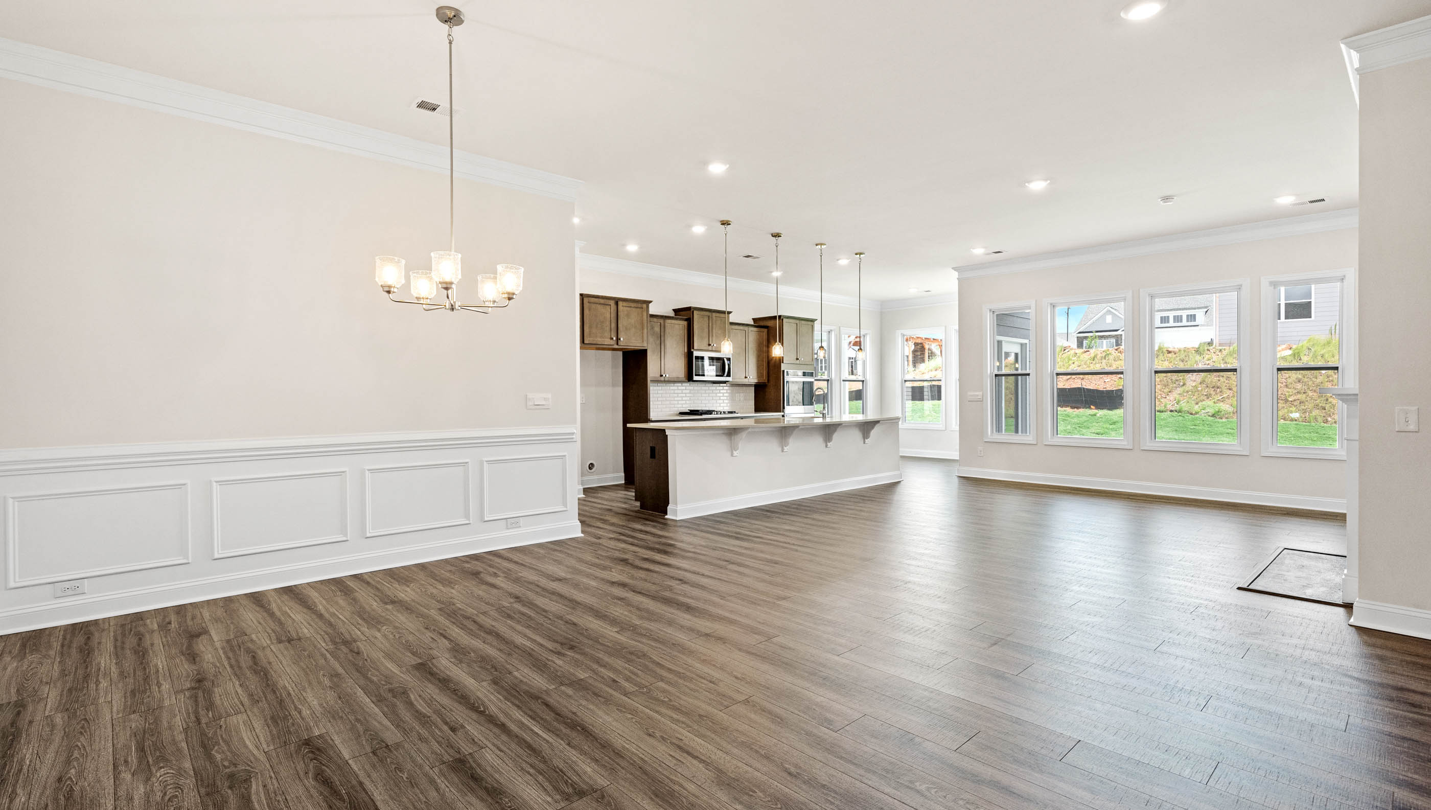 Livingroom with windows.