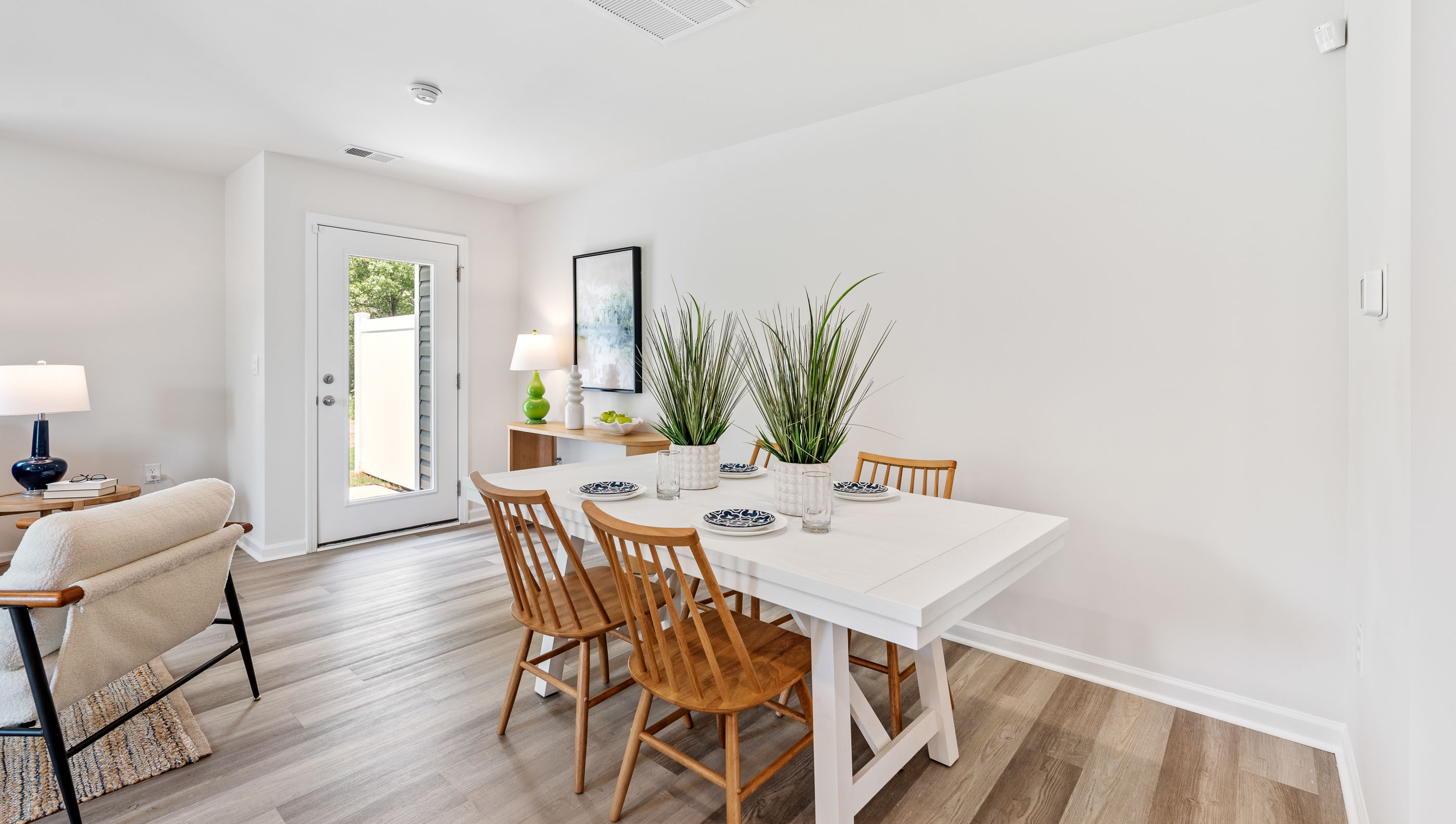 Dining area next to the kitchen.