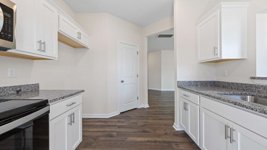 Kitchen with counetrops.