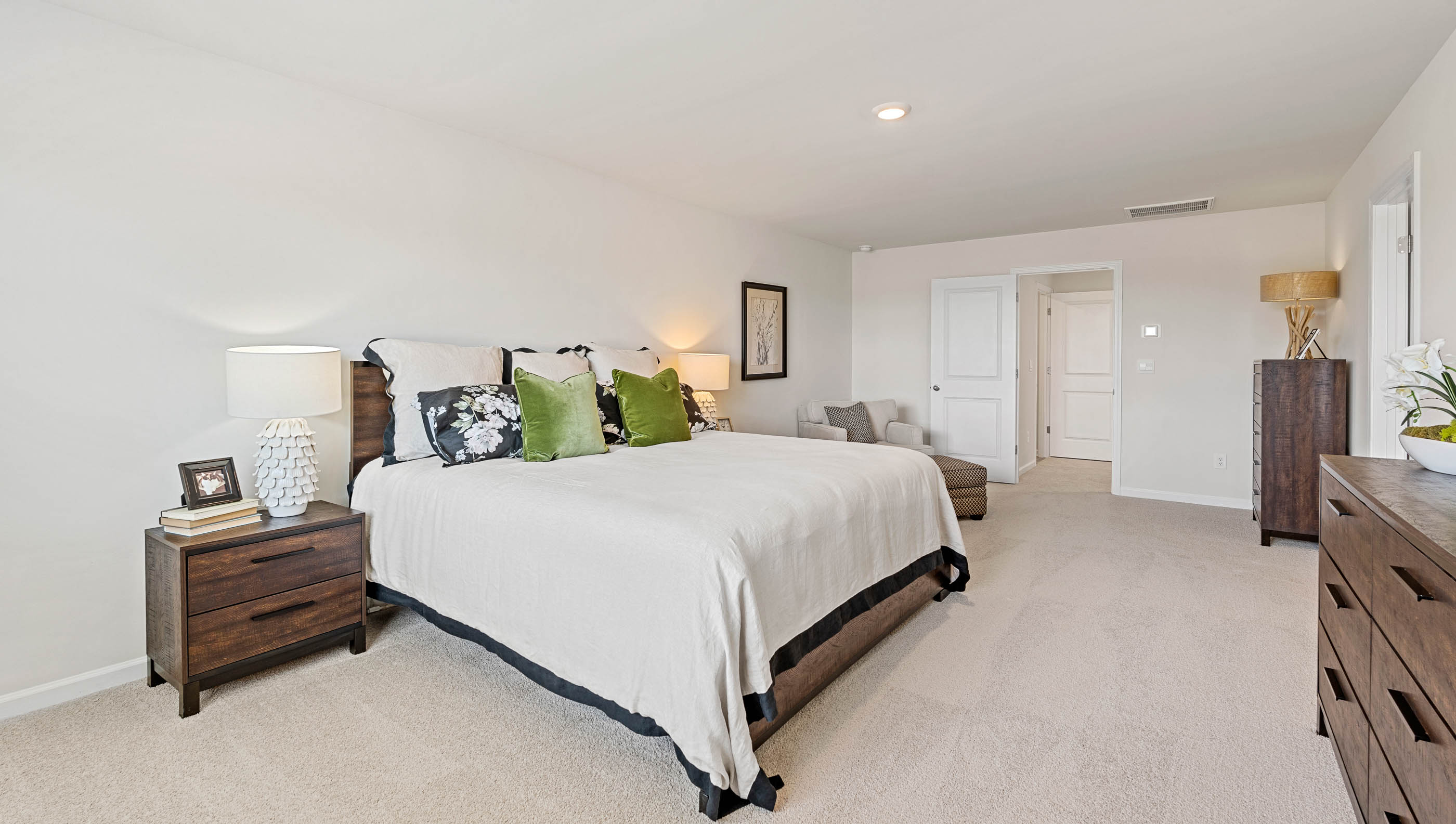 Bedroom with carpet and windwos.