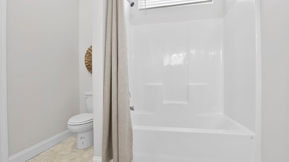 Bathroom with showertub.