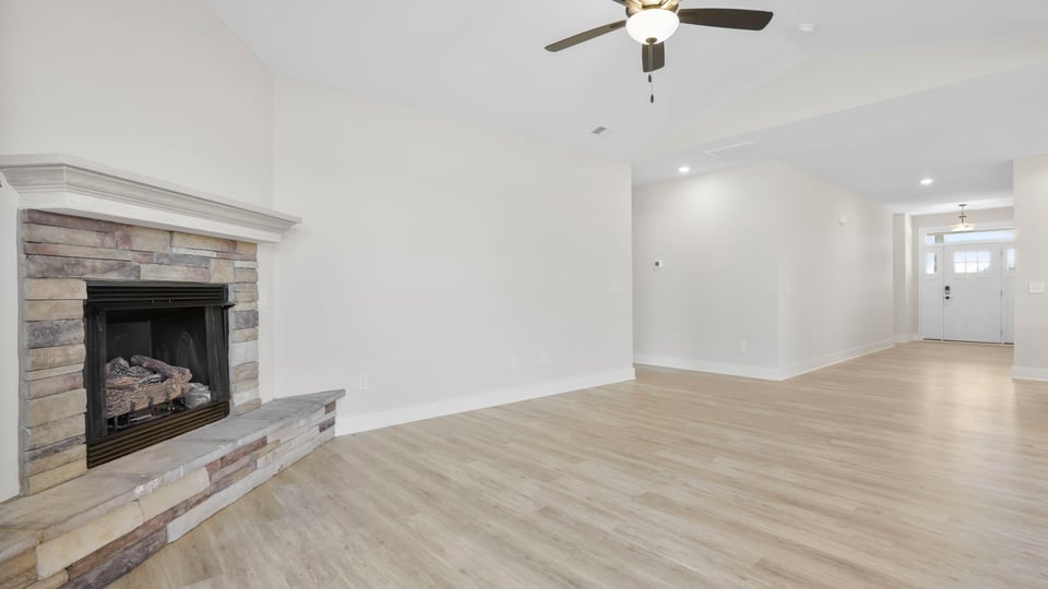 Livingroom with fireplace.