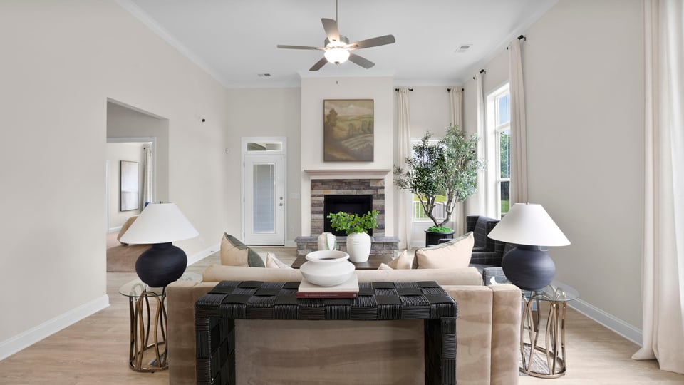Livingroom with windows.