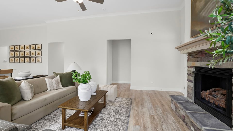 Livingroom with windows.