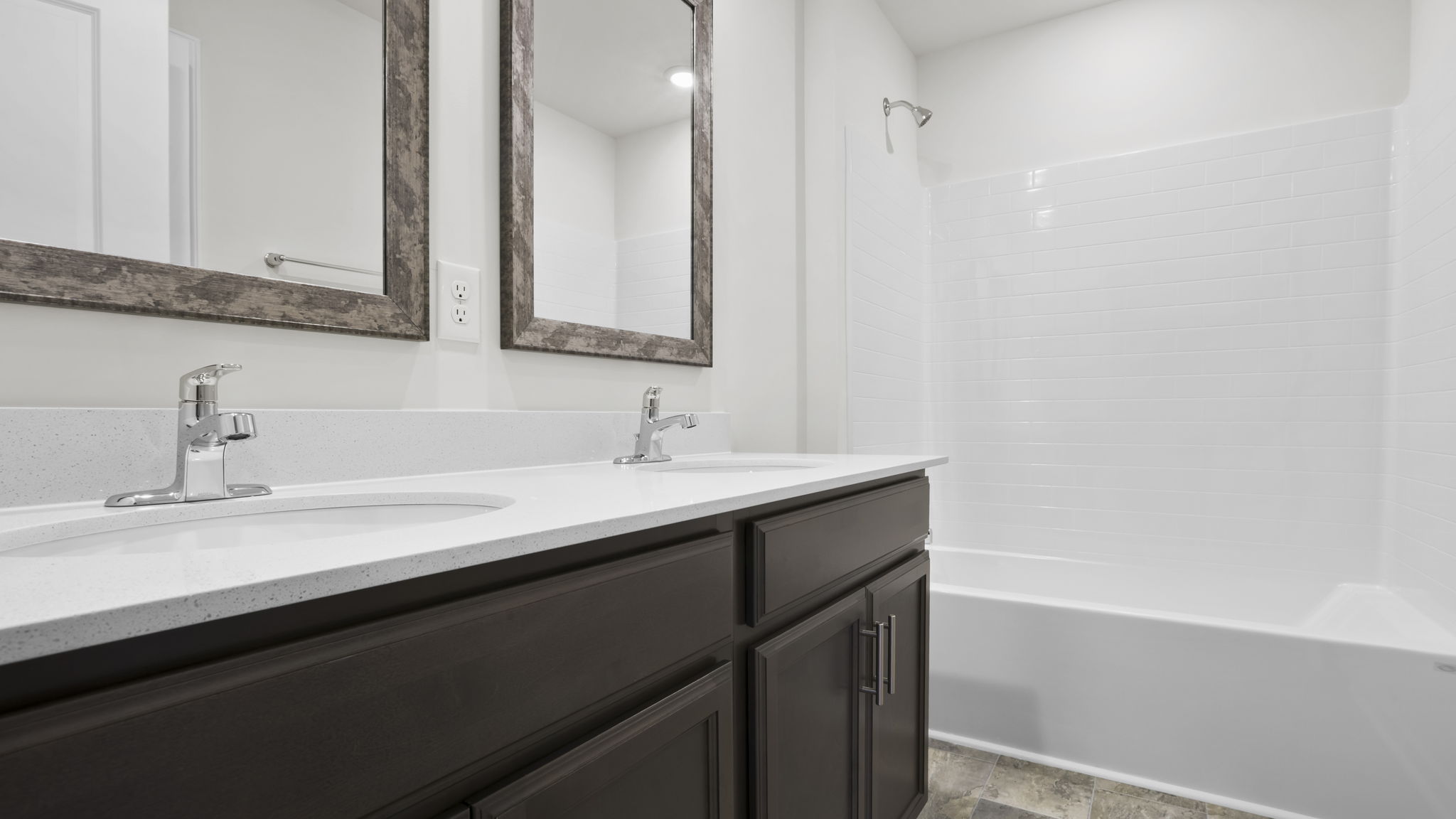 Bathroom with doble vanity sink and tub.