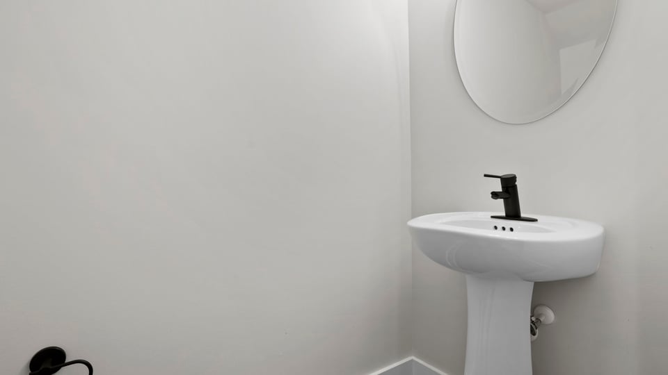 Livingroom with windows.