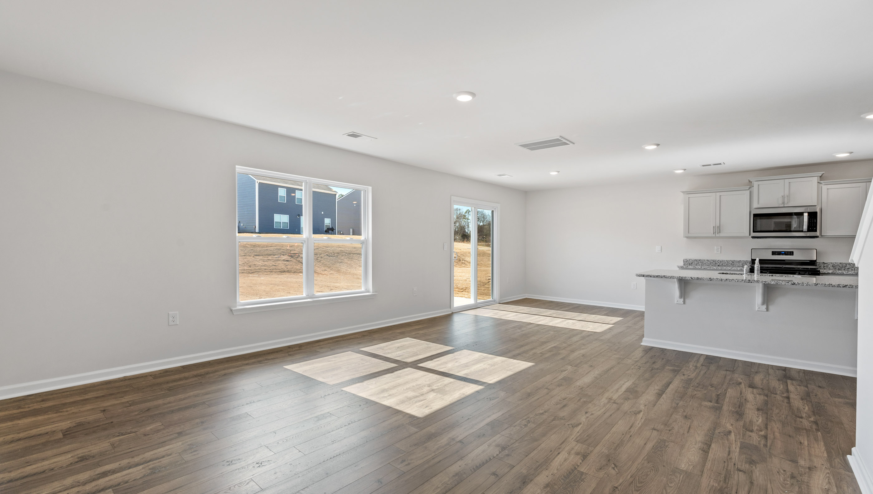 Livingroom with windows.