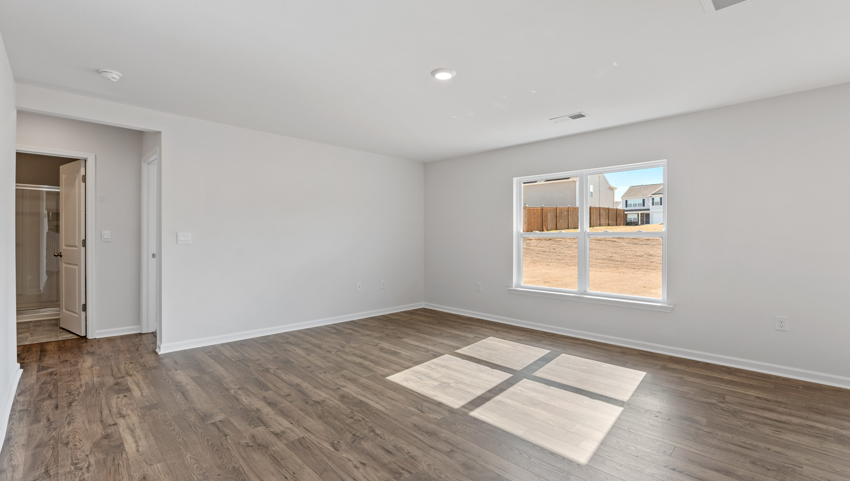 Livingroom with windows.