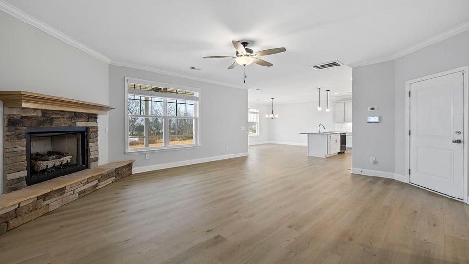 Livingroom with fireplace.