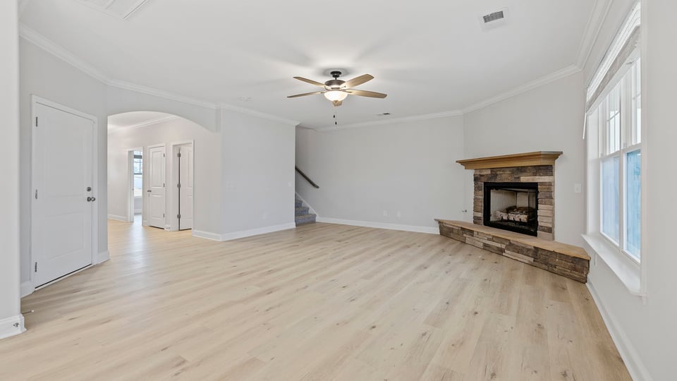 Livingroom with fireplace.