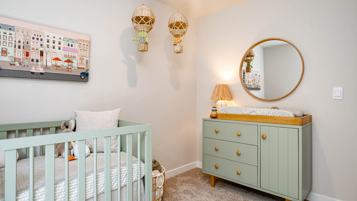 Butler Creek Crossing bedroom with crib set up
