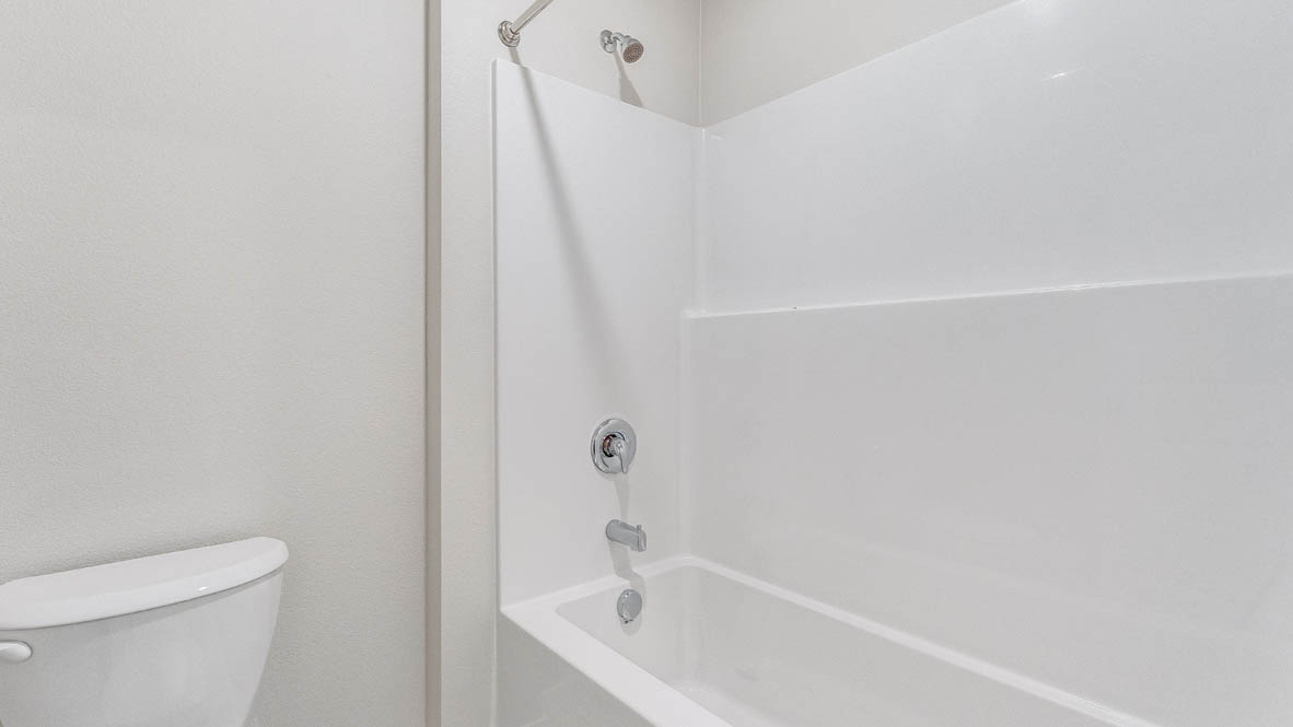 Butler Creek Crossing bathroom with single sink, toitlet, and bathtub