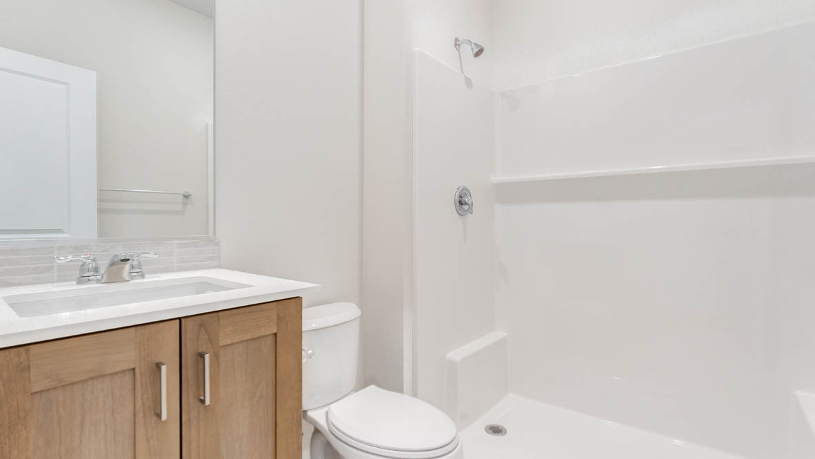 Butler Creek Crossing bathroom with single sink, toilet, and bathtub