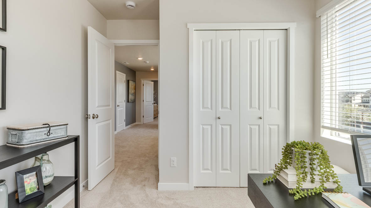 Gordon Creek Pointe office with carpet, side table, closet, and the hallway in the background