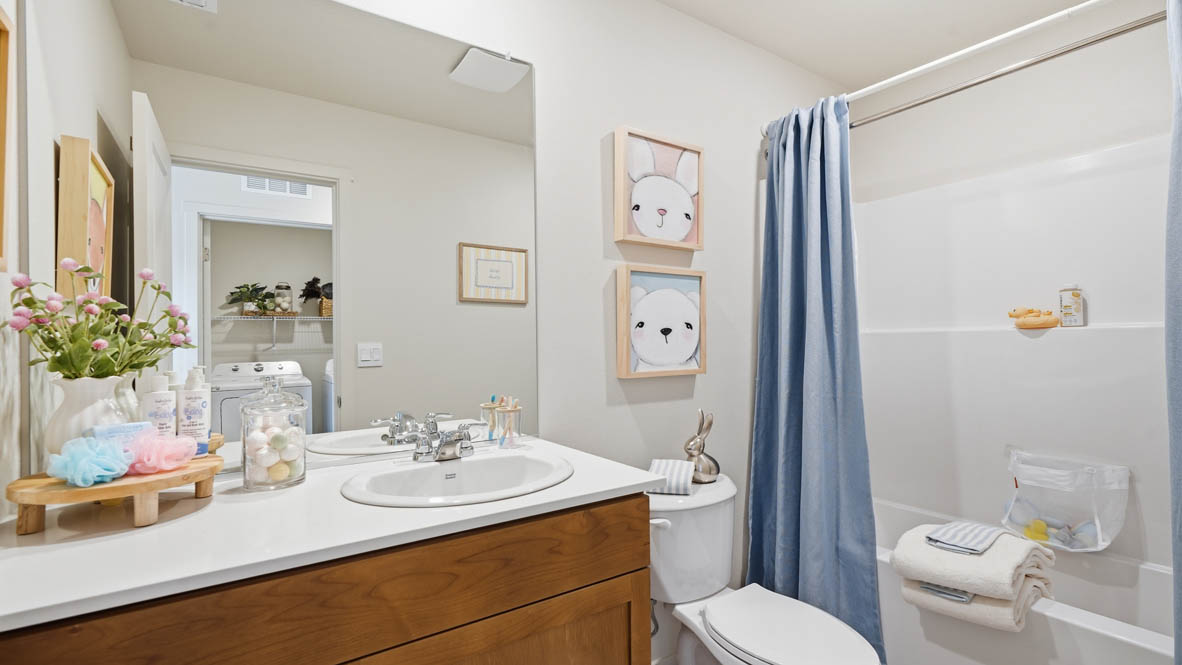 Hall bathroom with combination tub/shower and quartz counters