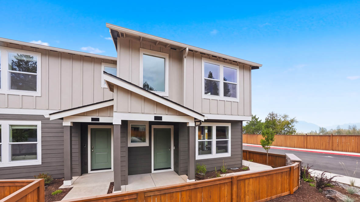 Thunder Ridge Model Photo