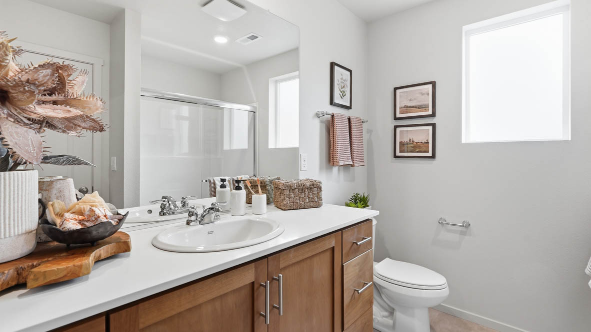 Thunder Ridge primary bathroom with vanity, sink, mirror, and toilet
