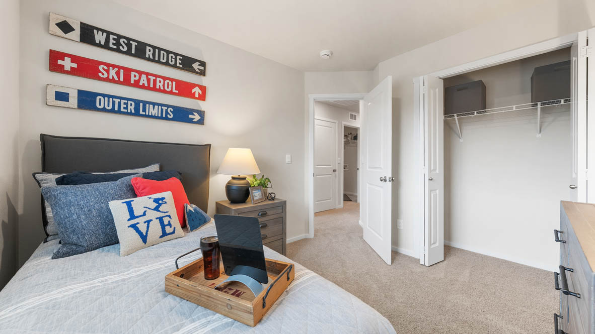 Ponderosa bedroom with red and blue accents with carpeting