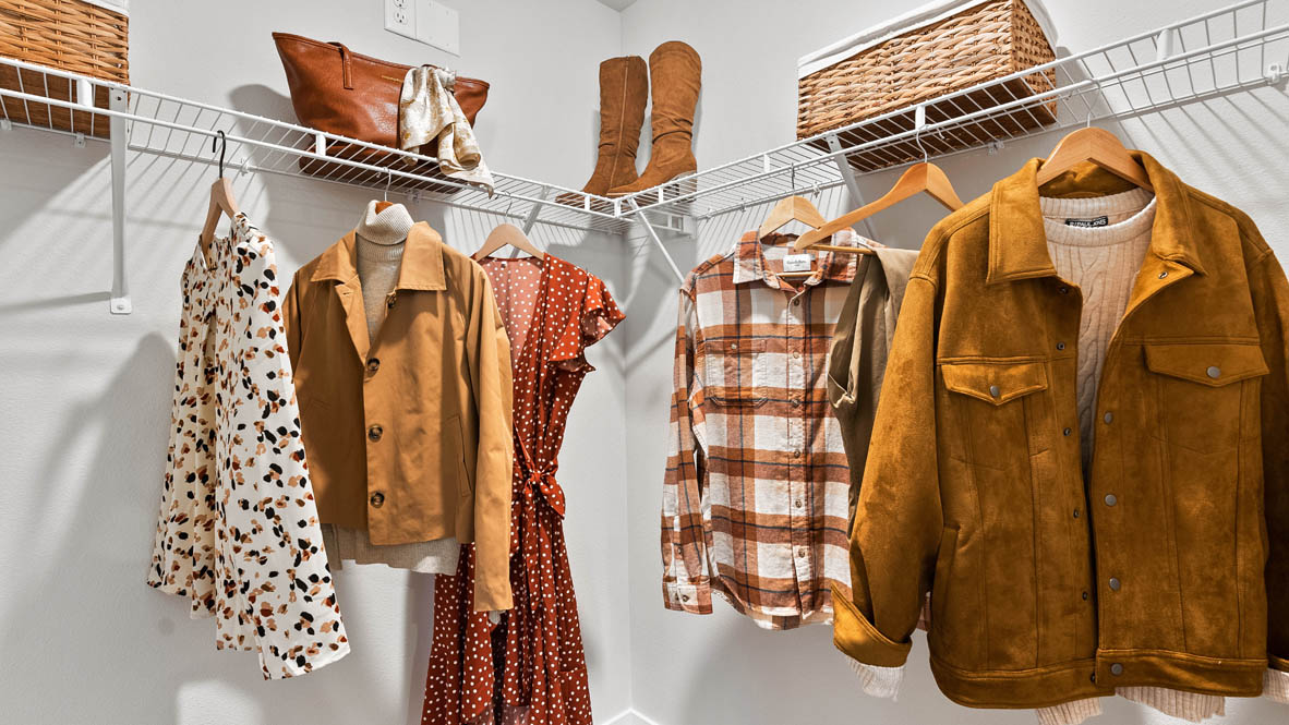 Stevens Ranch Diamond 3816 Walk in closet with white wire shelving