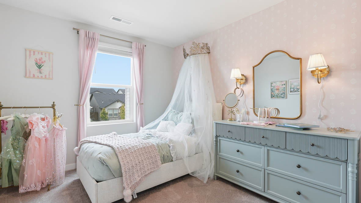 Stevens Ranch bedroom with twin bed and pink and blue theme