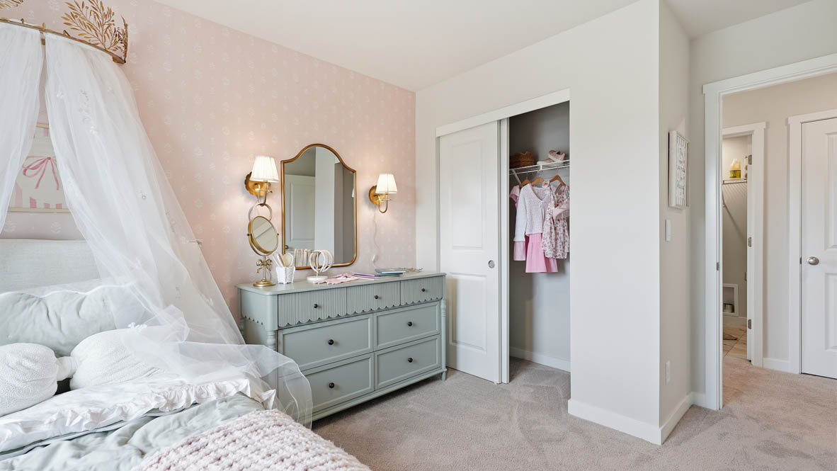 Stevens Ranch bedroom with twin bed and pink and blue theme